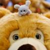 Eine kleine Plüschmaus sitzt auf dem Kopf eines großen Plüschbären auf der Spielwarenmesse in Nürnberg.