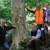 Führen am kommenden Freitag, 25. September, durch das Naturwaldreservat „Halde“ bei Winzer (von links): Volker Fiedler, Leiter des Staatsforstbetriebs Weißenhorn, Josef Graf, Bereichsleiter Naturwaldreservate am Amt für Ernährung, Landwirtschaft und Forsten, Revierförster Josef Jäckle und AELF-Leiter, Axel Heiß.