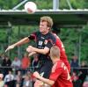 Der Herr der Lüfte. Dominic Peitz (links) gewann nicht nur dieses Kopfballduell gegen Daniel Wein, sondern überzeugte auch mit einer starken Leistung       