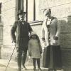 Die Großeltern Gustav und Rika Einstein mit ihrer Tochter Else, der Mutter von Majda Einstein, auf einer undatierten Fotografie.