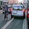 Ein Bild, das alles zeugt: Ein Auto blockiert den Radstreifen in der Grottenau. Für Radler bedeutet das ein gefährliches Ausweichmanöver auf die Fahrbahn. 