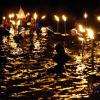 Ein beeindruckendes Bild boten die Schwimmer, die am Samstagabend die Donau in Lauingen mit ihren Fackeln erhellten. 