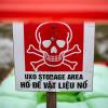 Ein Lager für Blindgänger im Dorf Ha Tay ist mit einem Warnschild mit Totenkopfsymbol markiert.