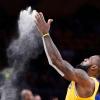 Sein Ritual: LeBron James wirft vor jedem Spiel Kreidepulver in die Luft.