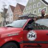 Felix Noack nimmt mit seinem alten VW am Pothole-Rodeo teil. Das ist eine Alpenrundfahrt mit schrottreifen Autos, die im Juli 2022 stattfinden wird. Das Foto ist in Mindelheim aufgenommen worden.