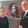 Klaus Metzger gratulierte Maria Kolbinger zu ihren Werken, die im Landratsamt ausgestellt werden. Darunter ist auch ein Porträt von Amy Winehouse.