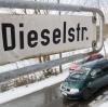 Ein Auto fährt über die Dieselstraße in Hannover. Besitzer älterer Diesel-Fahrzeuge müssen nun mit einem deutlichen Wertverlust ihres Fahrzeugs rechnen. 