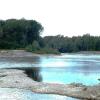 In der Iller bei Vöhringen spiegelt sich das Blau des  Himmels.  Dieses Gebiet ist in das Projekt Agile Iller integriert worden. Im Sommer ist es ein beliebtes Naherholungsziel. Kiesbänke treten bei Niedrigwasser zutage. 