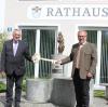 Symbolisch übergibt Martin Echter (links) einen riesigen Rathausschlüssel an seinen Nachfolger Heinz Geiling.  	