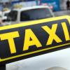 Taxifahrer demonstrieren gegen eine Öffnung des Fahrtdienstmarktes. Damit könnten Unternehmen wie Uber auf den Markt dringen. Vielen Taxiunternehmen drohe dann das Aus.
