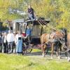 Auf einen etwas anderen Ausflug machten sich die Gäste der Wirtsleute Markus und Monika Forschner aus Epfach mit einer historischen Postkutsche. Auf dem Kutschbock hatte Konrad Schamberger seine sechs Pferde voll im Griff.  