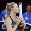 Angelique Kerber küsst den Siegerpokal. Bernd Weißbrod