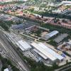 Ein Luftbild des Areals in Augsburg: Bebaut werden soll der diagonale Streifen von rechts unten im Bild bis zur Grenze des Bahnparks (erkennbar ist das Gebäude des Ringlokschuppens oben links).