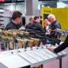 Am Stand von Heckler & Koch sind verschiedene Gewehre ausgestellt..