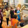 Instrumentenkarussell an der Grundschule Rehling: Drei Musiker vom Musikverein Rehling stellten den Kindern Blechblasinstrumente vor, hier Richard Hann mit dem Tenorhorn. 	