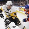 NHL-Star Sidney Crosby von den Pittsburgh Penguins (l) wird nicht im Südkorea spielen.