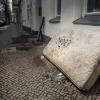 Eine alte Matratze mit der Grafitti-Aufschrift «Müde?» lehnt an einer Hauswand in Berlin-Neukölln. Berlin hat jedes Jahr Millionenkosten mit illegalem Müll. 