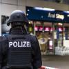 Ein Polizist am Tatort: Ein Mann hat einen Kassierer an einer Tankstelle in Idar-Oberstein erschossen.