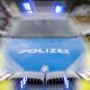 Mehrere Polizeistreifen und ein Hubschrauber sind im Einsatz, um einen 19 Jahre alten Autofahrer bei Weilheim dingfest zu machen. 