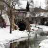 Der Mühlbach macht in der Landrat-Müller-Hahl-Straße in Kaufering Probleme. Gut getarnt auf unserem Archivfoto sind die Sandsäcke im Schnee.