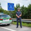 Ein Beamter der bayerischen Grenzpolizei steht am Grenzübergang Kirchdorf an der deutschen Staatsgrenze.