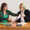 Oberbürgermeisterin Eva Weber (CSU) und Bildungsbürgermeisterin Martina Wild (Grüne) im Jahr 2020 bei der Unterzeichnung des Koalitionsvertrags. 