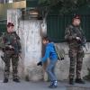 Soldaten mit Maschinengewehren, das ist vor jüdischen Schulen in Frankreich ein ganz normaler Anblick. Aus Sicherheitsgründen hat die Fotoagentur die Gesichter unkenntlich gemacht.