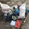 Putzeimer, Altmetall, defekte Elektrogeräte und Weihnachtsbeleuchtung – Mitarbeiter des Aichacher Bauhofs haben in den vergangenen Tagen erneut allerhand Müll eingesammelt