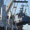 Ein Küstenschutzboot für Saudi-Arabien wird im Hafen Mukran in Mecklenburg-Vorpommern auf ein Transportschiff verladen.