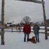 Erwin Reitmeier und Christine Strasser-Harr aus Glött stehen mit Hund Cariño vor dem Eingang ihres Islandpferdehofs „Seelengrübchen“.  	
