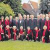 Vor 25 Jahren trat die Chorgemeinschaft zum ersten Mal öffentlich auf (oben). Die Merchinger Chorgemeinschaft feiert am Samstag ihr 25-jähriges Bestehen. 