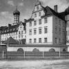 Das Ursberger Pflegehaus St. Josef mit einem Zaun, der „Erbkranken“ die Flucht erschweren sollte. Die Umzäunung war von den Behörden in den 1930er-Jahren vorgeschrieben worden.