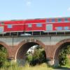 Die Elektrifizierung der Bahnstrecke zwischen Buchloe und Memmingen stellt die Feuerwehren im Landkreis vor neue Herausforderungen. Unser Bild zeigt die Bogenbrücke in Westerheim. 	