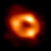 Das Schwarze Loch in der Mitte unserer Galaxis wird umkreist von hellen Gaswolken, die sich teils fast mit Lichtgeschwindigkeit bewegen. 