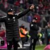 Bayerns Trainer Thomas Tuchel ruft Spielern Anweisungen zu.