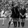 Januar 1967: Helmut Haller (links) im Trikot des FC Bologna tritt den Freistoß gegen den AC Milan. Giovanni Trapattoni (rechts) dreht sich bereits weg, Karl Heinz Schnellinger (6) bleibt stehen.