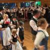 Die Tanzbühne der Mehrzweckhalle in Gersthofen platzte aus allen Nähten beim Hoigarten zum 102. Geburtstag des Trachtenvereins.