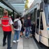 Der erste Schultag startete in Augsburg mit Behinderungen im Nahverkehr. Die Stadtwerke setzten am Königsplatz Mitarbeiter ein, die den Fahrgästen weiterhalfen.