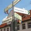 An der Kreuzung Schrobenhausener Straße/Donauwörther Straße in Aichach sind mehrere Wegweiser mit dem Tourlogo befestigt. Wer gleich nach Motzenhofen fährt, versäumt allerdings sehenswerte Orte der „Wittelsbacher Spurentour“.