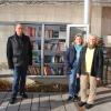 Heike Pruß vom Klamottenkiste-Team, Rieds Bürgermeister Erwin Gerstlacher, Kariene Eikelmann und Gertrud Gamperl freuen sich über den Bücherschrank, der durch die Kleine Klamottenkiste finanziert wurde (von links).
