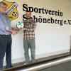 Ulrich Lampert übergibt den Ball an Sebastian Wurm, den neuen Präsidenten des SV Schöneberg.