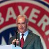 Franz Beckenbauer, damaliger Präsident des FC Bayern München, spricht während der Jahreshauptversammlung des Vereins in der Olympiahalle.