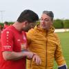 Der neue Bubesheimer Trainer Marco Chessa (hier im Gespräch mit Tanay Demir) blickt der Entscheidung in der Relegation positiv entgegen. Die Bereitschaft im Team stimmt, urteilte er nach seinem Einstand.