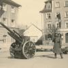 Auf dem Ichenhauser Marktplatz posiert 1938 ein Soldat neben einer Kanone.