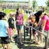 In der Blaichacher Straße wurde jetzt ein weiterer Spielplatz der Stadt eröffnet. Besonders freuten sich die Kinder, die vor allem auch aus dem Neubaugebiet kommen, über die Pritschelrinne. Foto: Ruth Plössel