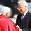 Papst Benedikt XVI. wird im September 2006 auf dem Münchner Flughafen vor dem Rückflug von Edmund Stoiber verabschiedet.