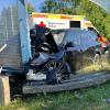 Mit diesem Auto schoss ein 19-Jähriger bei Mertingen über eine Leitplanke und krachte gegen eine Lärmschutzwand aus Plexiglas.