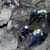 Rettungskräfte durchsuchen Trümmerteile an der Unglücksstelle des Flugs 4U 9525 in den französischen Alpen.