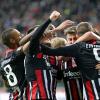 Jubel bei Eintracht Frankfurt. Martin Hinteregger freut sich über das Tor zum 4:1 mit seinen Teamkollegen. 