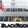 Der Schriftzug des Vermögensverwalters Blackrock über dem Eingang des Unternehmenssitzes in New York. Die schiere Finanzmacht des Konzerns weckt insbesondere in Europa Misstrauen. 